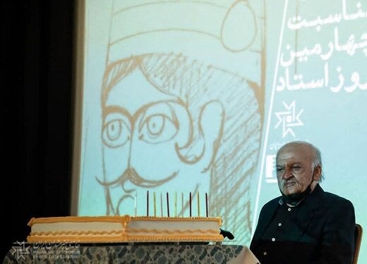 علیاکبر صادقی، در حال بریدن کیک تولد ۸۴ سالگی خود/ عکس علیاکبر صادقی، در حال بریدن کیک تولد ۸۴ سالگی خود/ عکس