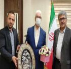 تکریم استاد پیشکسوت توسط رئیس دانشگاه علوم پزشکی گیلان
