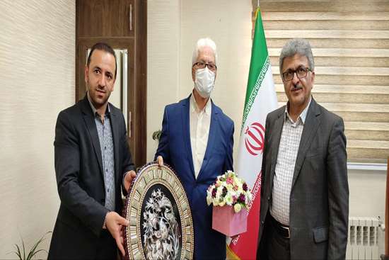 تکریم استاد پیشکسوت توسط رئیس دانشگاه علوم پزشکی گیلان